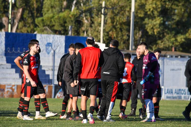 Liga del Sur: Sporting cayó ante Liniers en Bahía y no logra salir del fondo