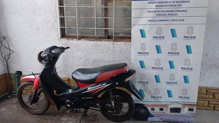 Hallaron una moto robada oculta entre pastizales