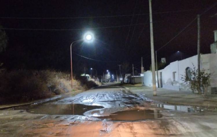 Varias calles intransitables en Villa Arias por una perdida de agua
