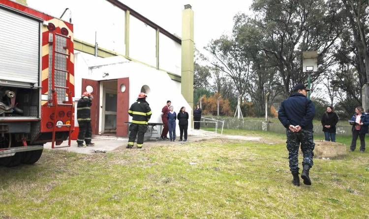 Adiestramiento en lucha contra incendio y evacuación en el Hospital Naval Puerto Belgrano