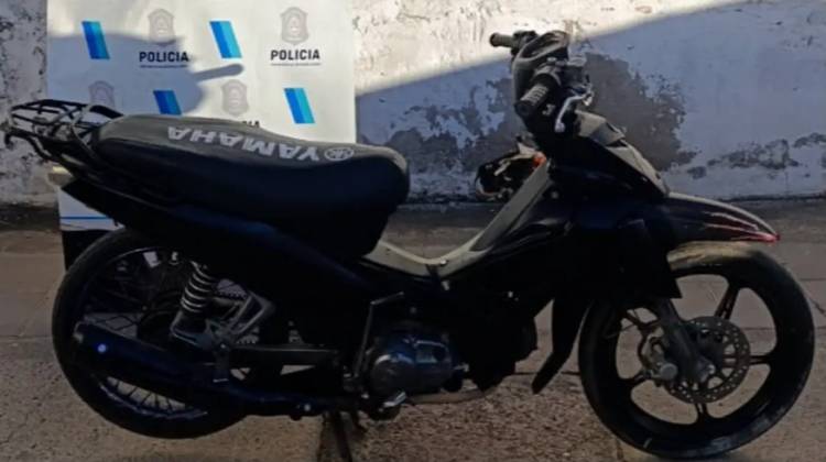 Motociclista escapó de la policía y chocó contra un paredón